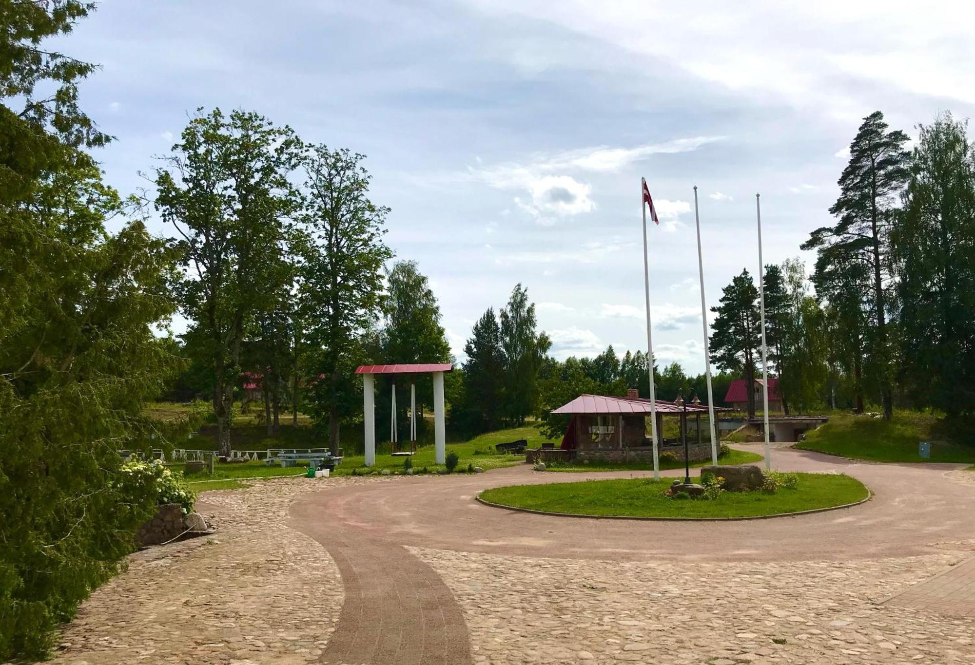 Pilskalni Hotel Ivande Bagian luar foto